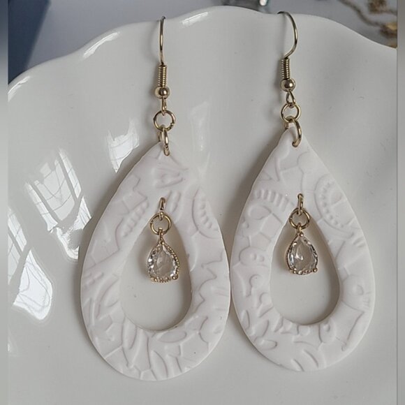Gorgeous White Lightweight Gold Plated Pearl Drop Dangle Crystal Earring - Picture 3 of 8